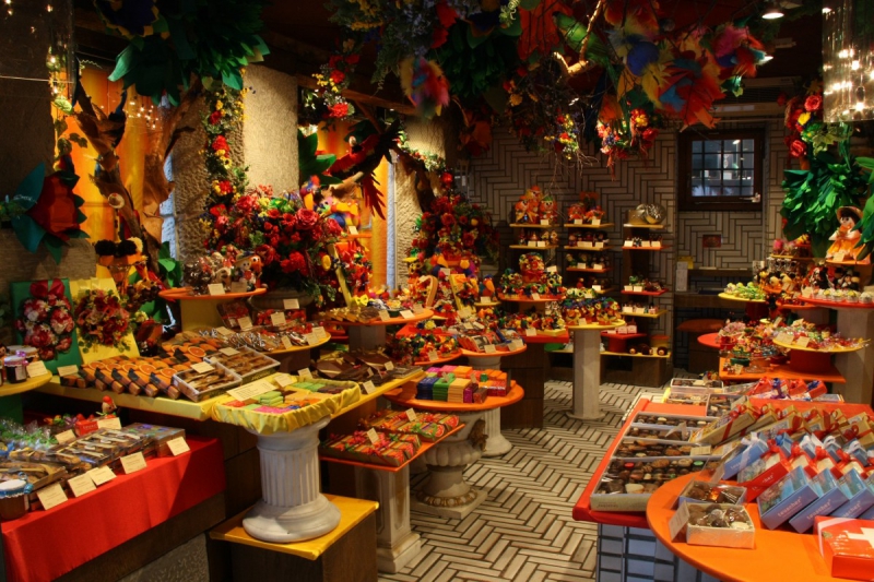 vitrine-ROQUEBRUNE SUR ARGENS-min_candy_store_chocolate_shop_chocolate_switzerland-393515